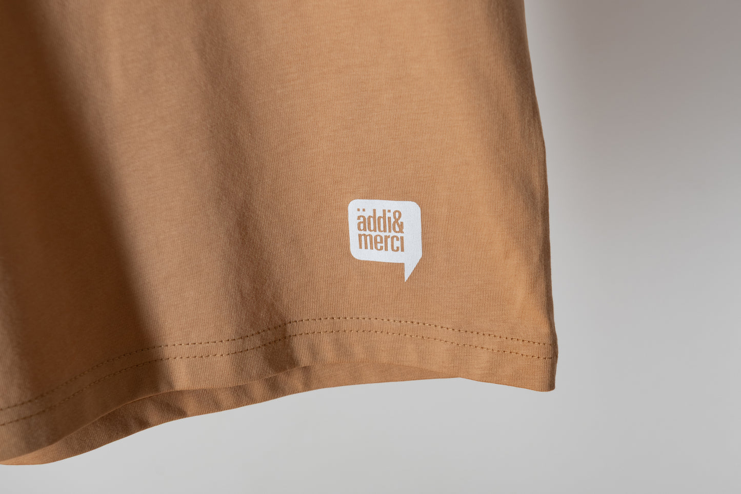 "frou wéi e kichelchen" Unisex T-Shirt