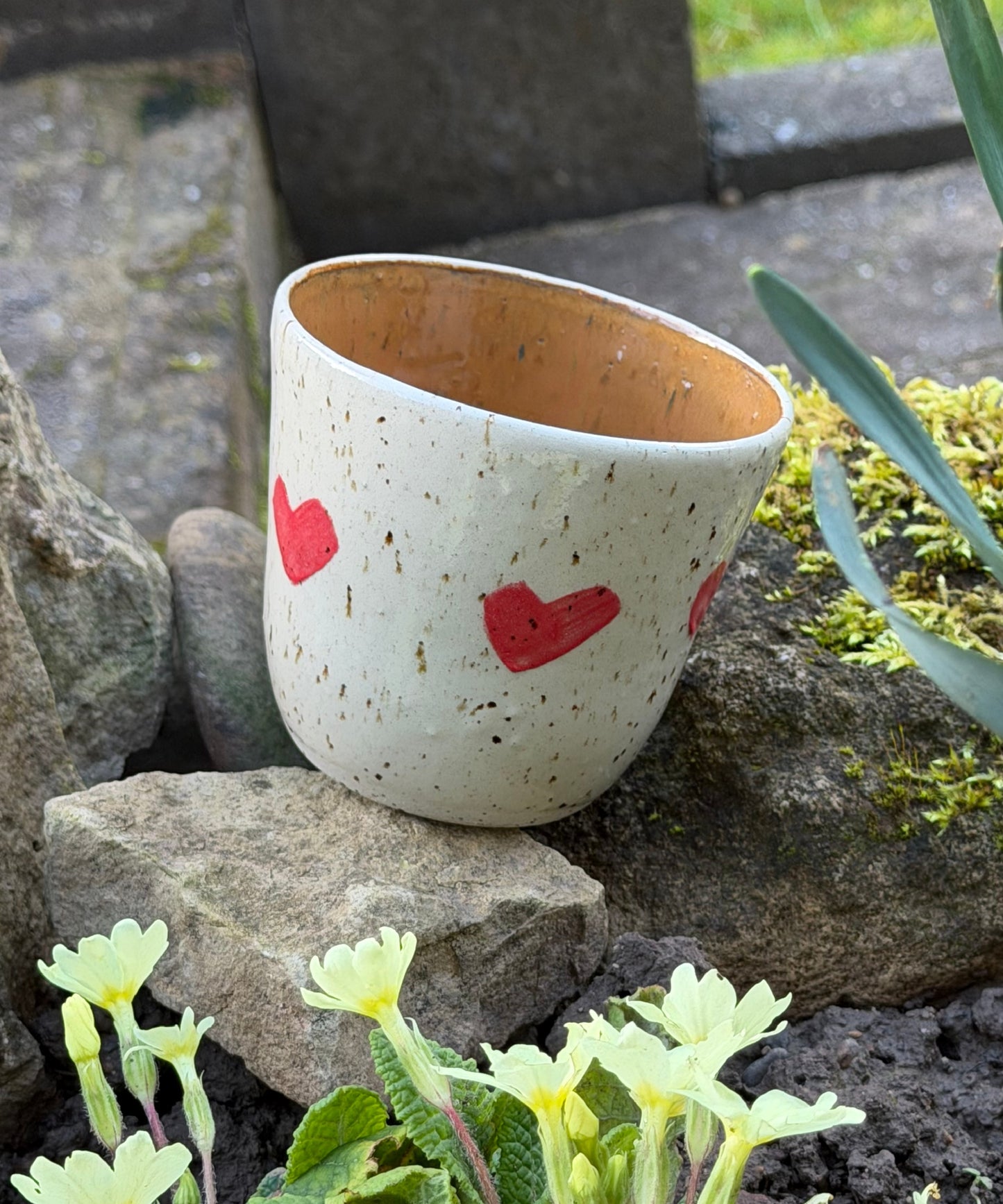 Handmade ceramic cup "frou ewéi e kichelchen"