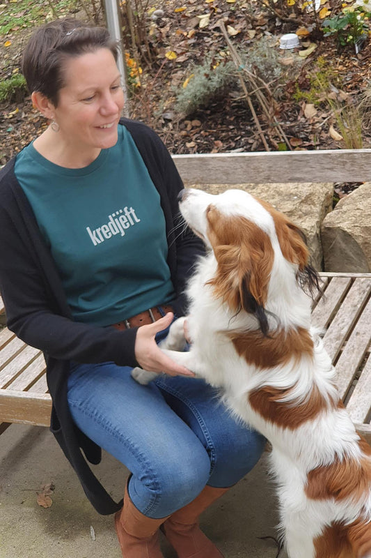 UNISEX T-SHIRT „kredjëft“: Shirt colour „Glazed green“, Print „Grey“