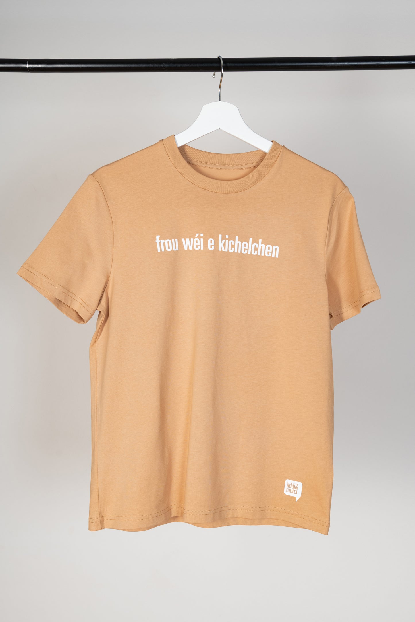 "frou wéi e kichelchen" Unisex T-Shirt