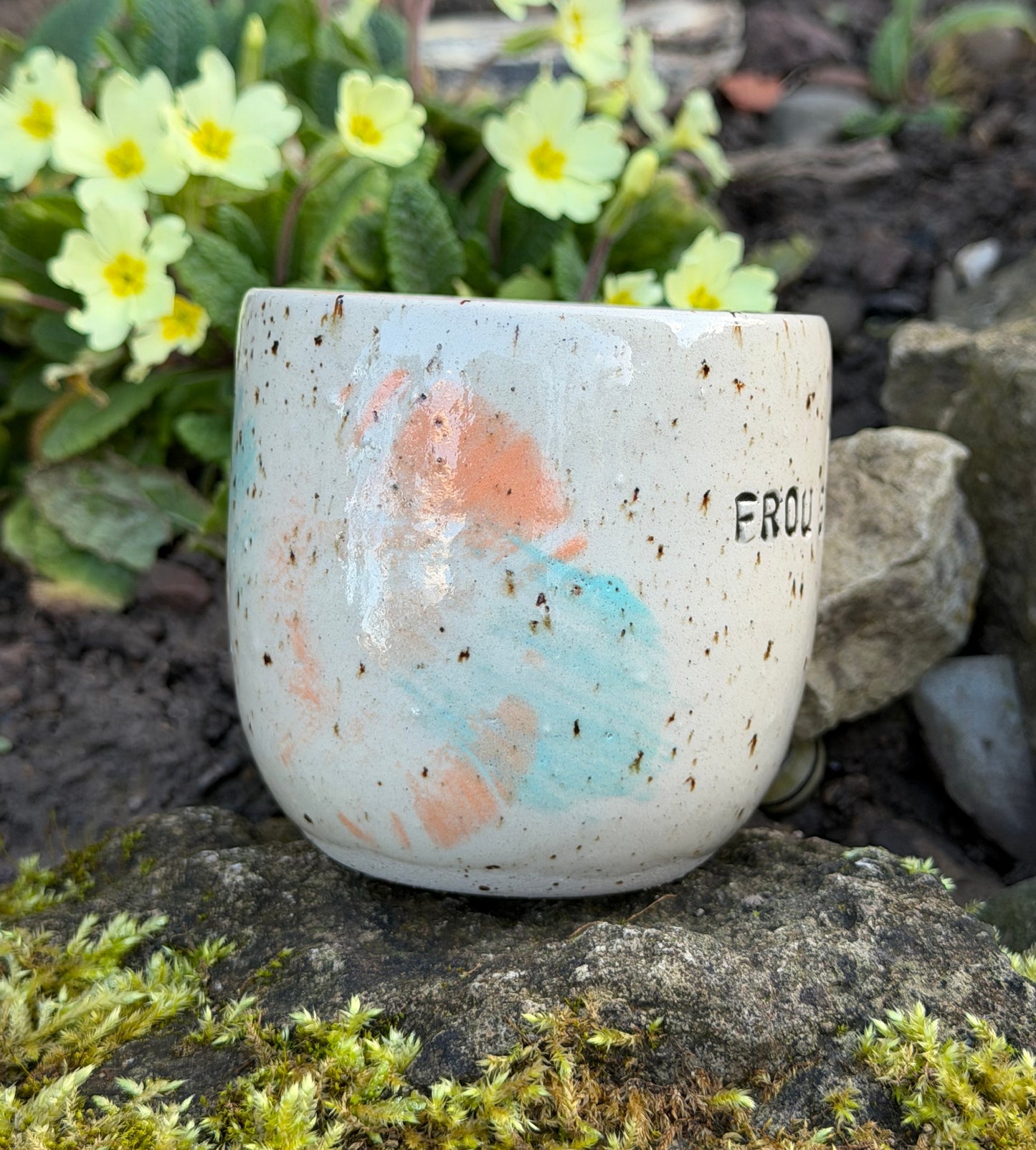 Handmade ceramic cup "frou ewéi e kichelchen"