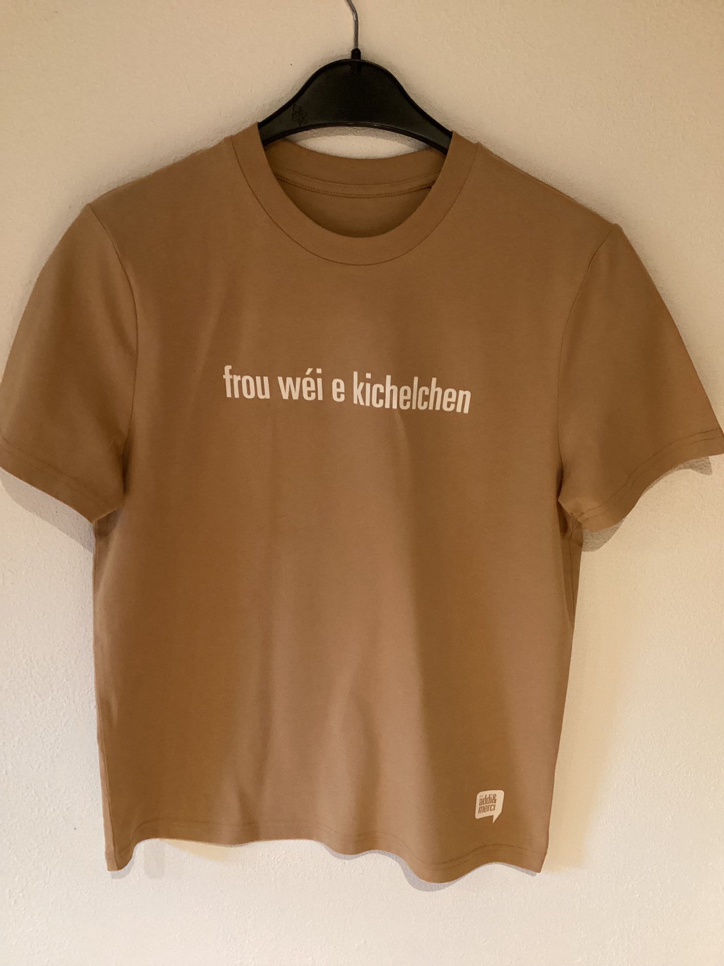 "frou wéi e kichelchen" Unisex T-Shirt