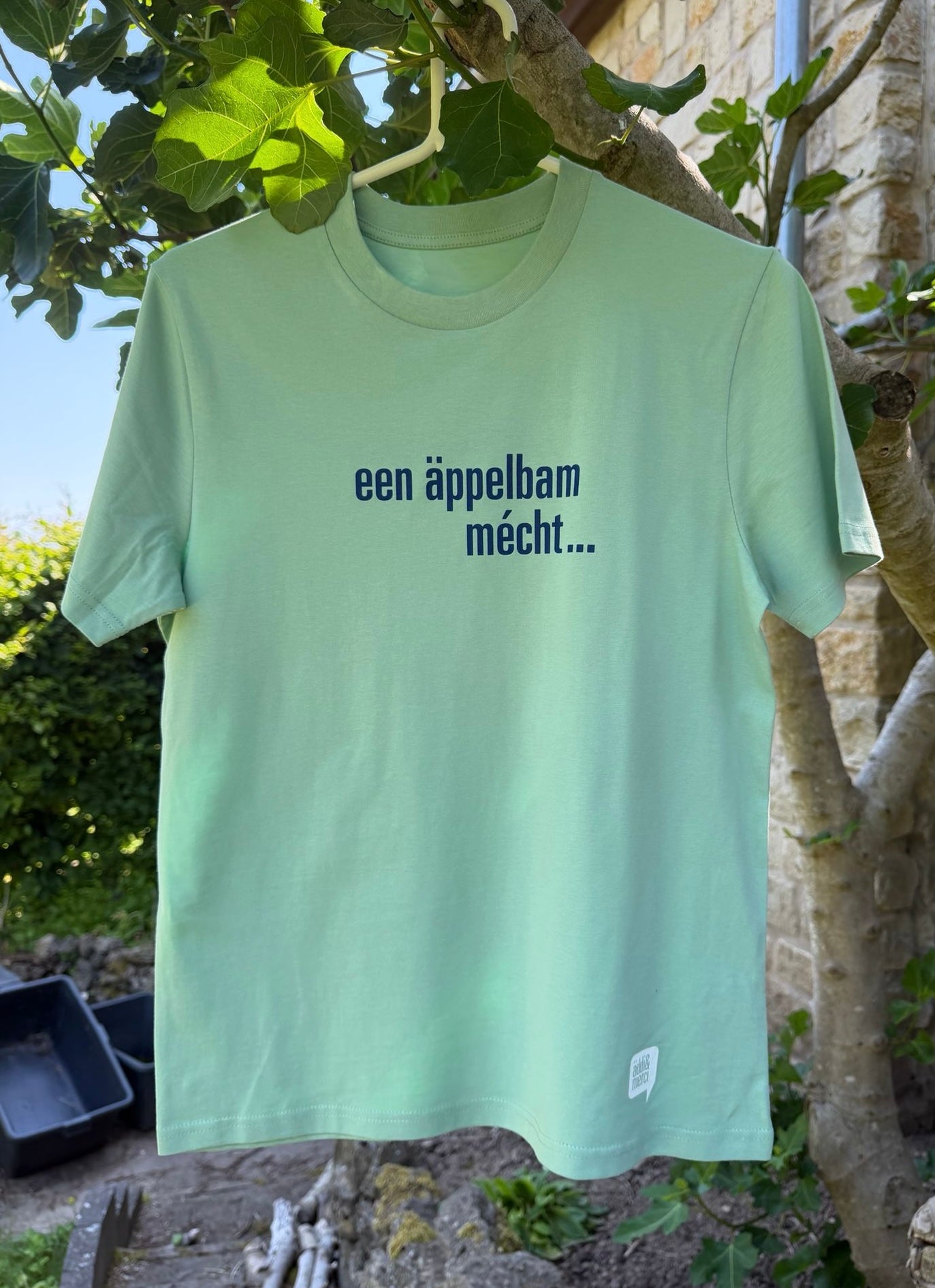 "een äppelbam mécht keng bieren" Unisex T-Shirt