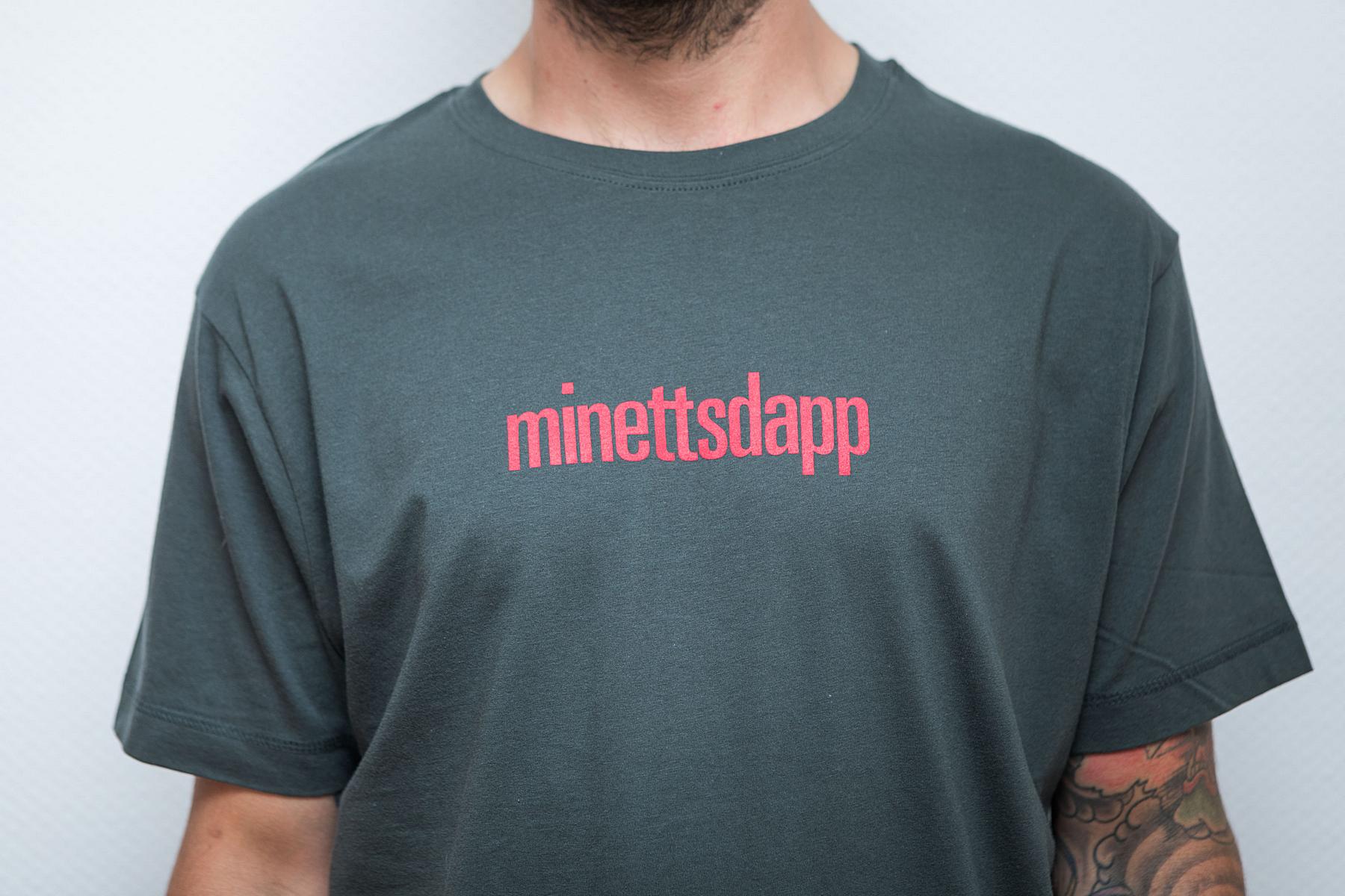MEN’S T-SHIRT ‘minettsdapp’: Shirt colour „Charcoal Grey“, Print red